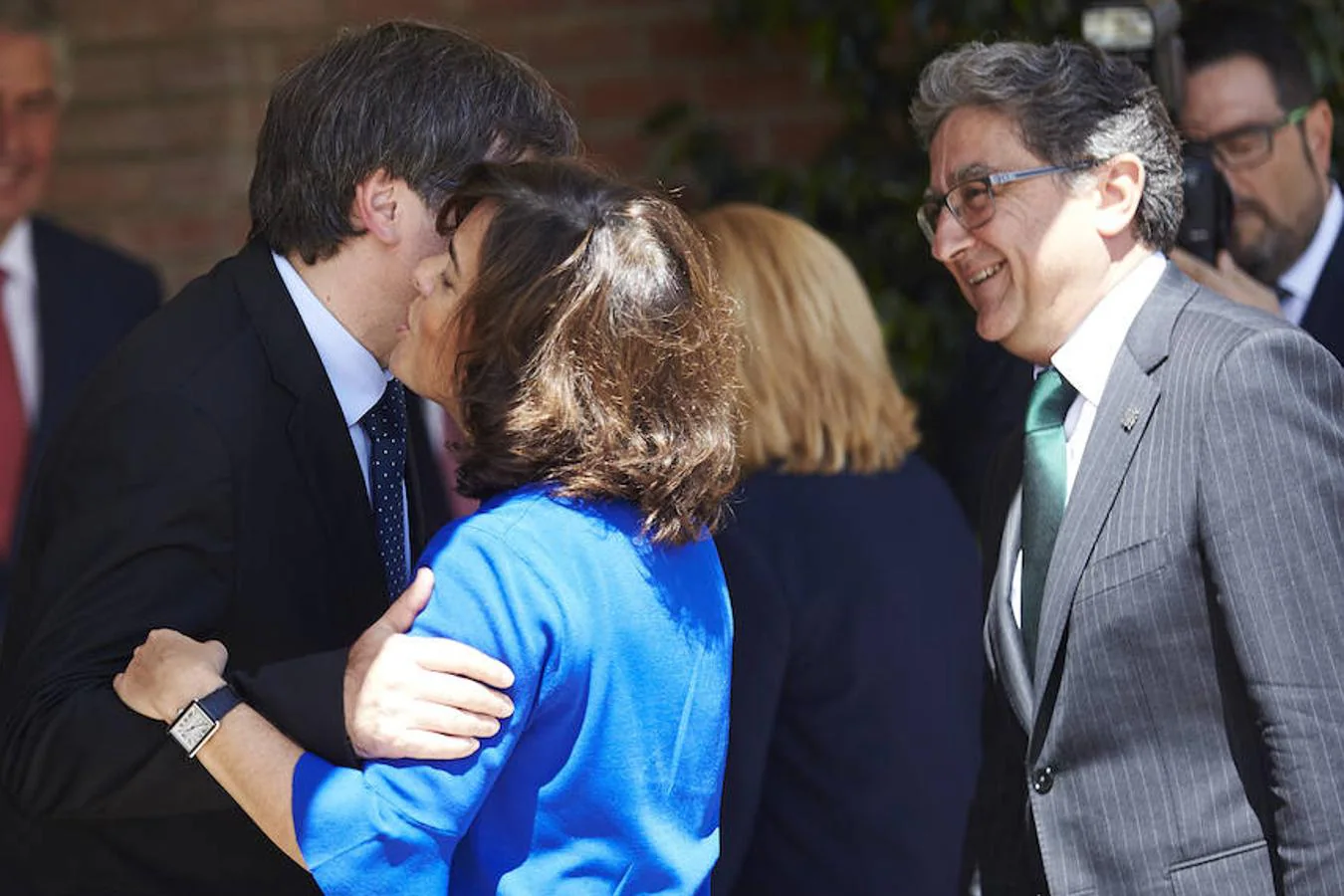 Cordial saludo entre Soraya Sáenz de Santamaría y Carles Puigdemont