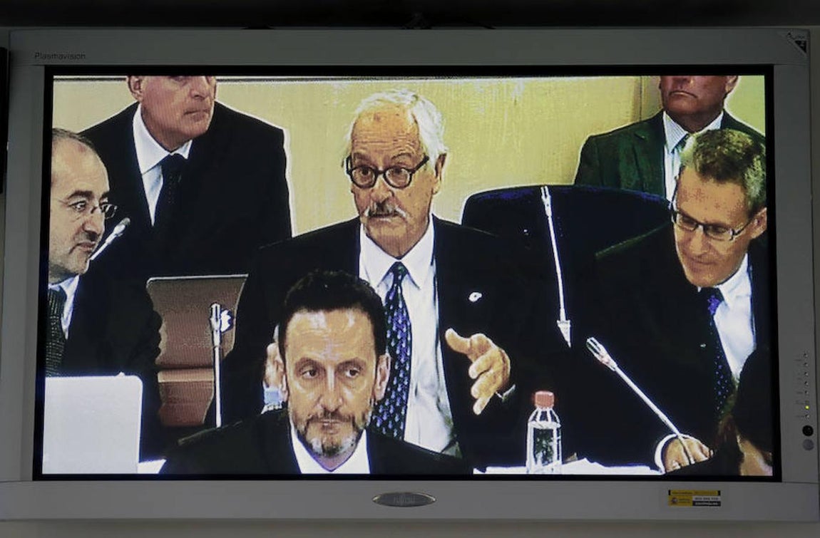 El abogado Adade Mariano Benítez de Lugo es el primero en preguntar al presidente del Gobierno, Mariano Rajoy, quien declara hoy como testigo en el macrojuicio de corrupción de la trama Gürtel.. 