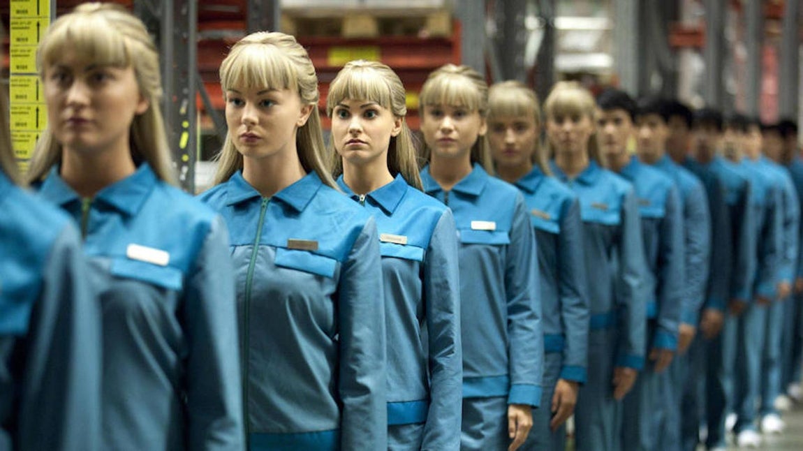 Äkta människor (Suecia, 2012-2014). 2 temporadas. 20 episodios. Fue tal su repercusiónn internacional que actualmente cuenta con un remake británico-estadounidense llamado «Humans». Ciencia ficción (heredera de Isaac Asimov) intimista sobre un futuro cercano en el que los seres humanos pueden comprar robots de apariencia humana para cualquier fin. «Äkta människor» («Real Humans») combina la ciencia ficción con el thriller y el drama familiar. La duración de los episodios es de una hora.