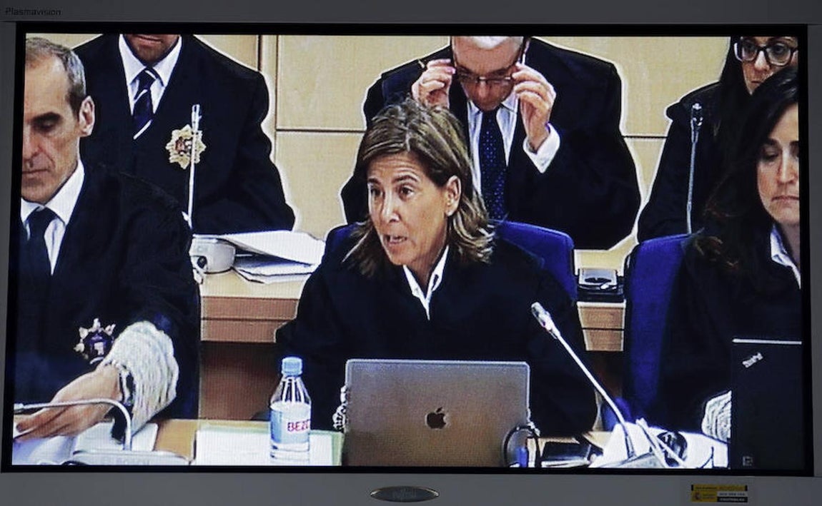 Imagen del monitor de la sala de prensa de la Audiencia Nacional de San Fernando de Henares de la fiscal Concepción Sabadell durante sus preguntas al presidente del Gobierno, Mariano Rajoy. 