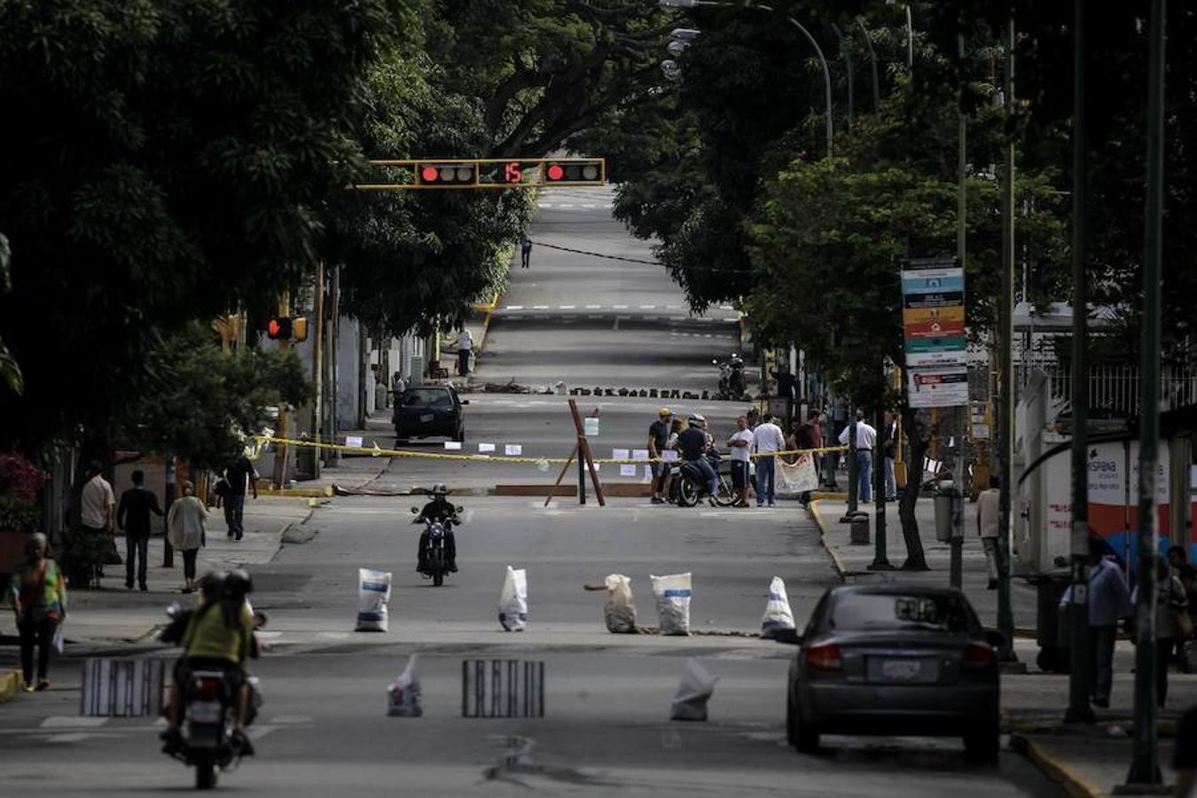 Las barricadas y bloqueos en las calles y autopistas impedían el tránsito principalmente en los municipios El Hatillo, Chacao y Sucre, gobernados por opositores, se mantienen desde aproximadamente las 07.00 del miércoles horas local. El tráfico quedó limitado a motoristas y transeúntes