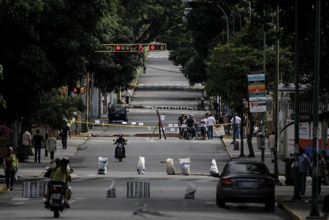 Las barricadas y bloqueos en las calles y autopistas impedían el tránsito principalmente en los municipios El Hatillo, Chacao y Sucre, gobernados por opositores, se mantienen desde aproximadamente las 07.00 del miércoles horas local. El tráfico quedó limitado a motoristas y transeúntes. Efe