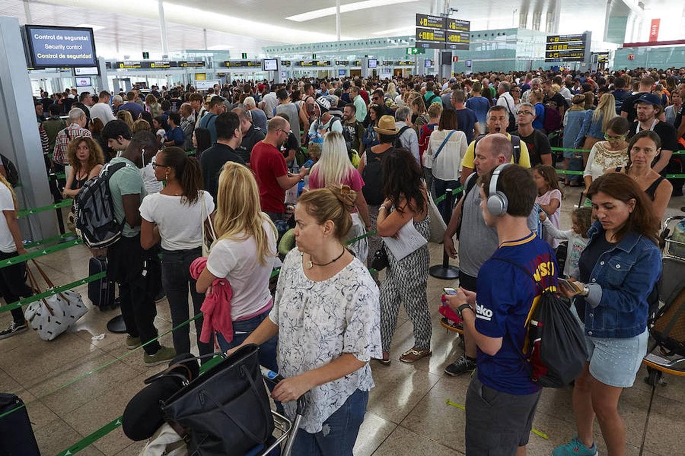 En las diferentes filas del aeropuerto de El Prat se han vivido momentos de tensión cuando algunos de los pasajeros querían colarse