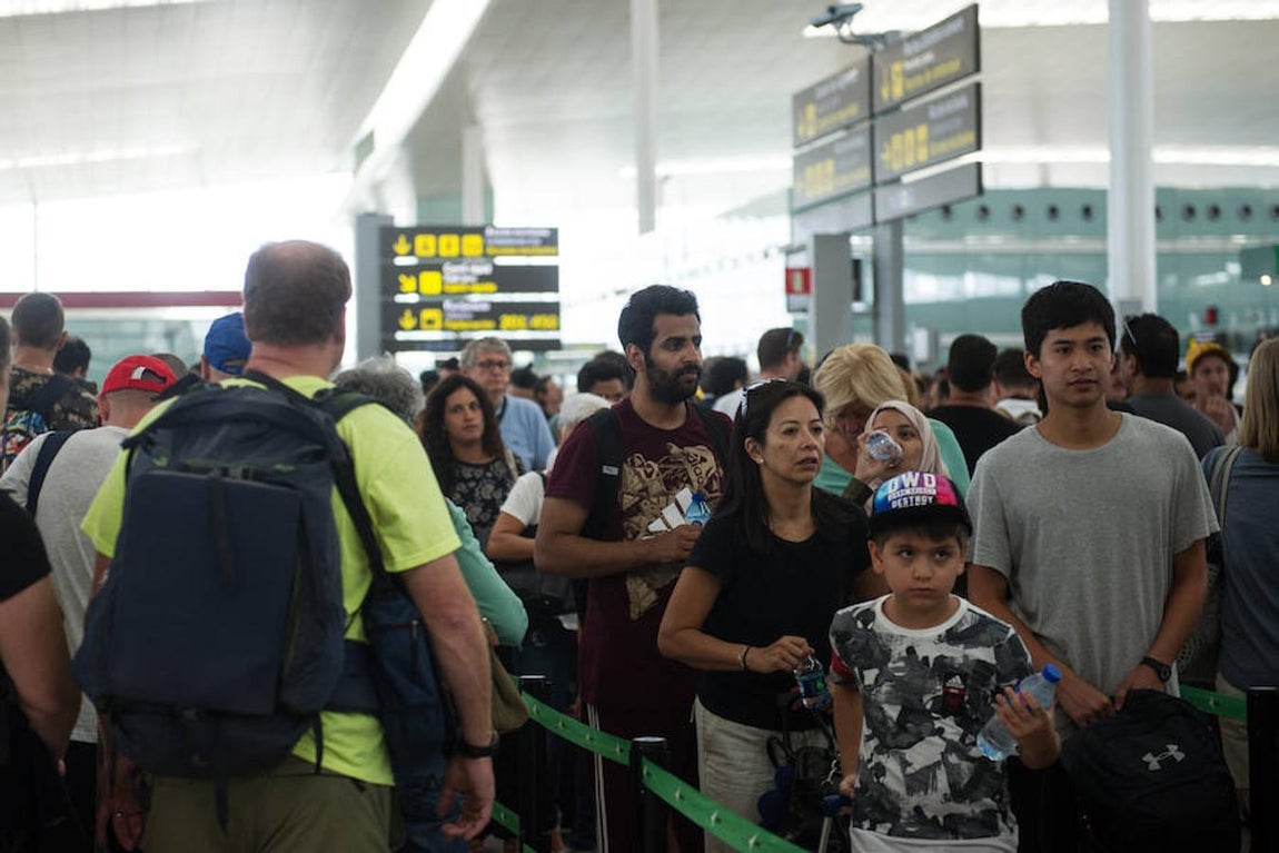 Los trabajadores de Eulen, que niegan la huelga de celo, atribuyen los problemas a la escasez de personal y a la falta de formación del mismo, que aseguran que hace jornadas de hasta 16 horas. 