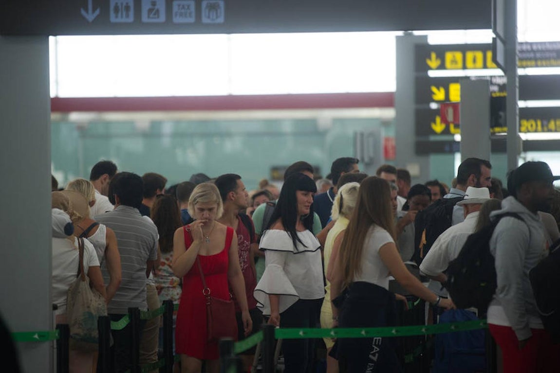 Mañana Eulen y la plantilla se reúnen de nuevo con la mediación de la Generalitat, si bien el Comité de Huelga ya ha avisado de que no negociará si Aena, a quien creen responsable en última instancia porque es quien licita el servicio, no se sienta en la mesa. 