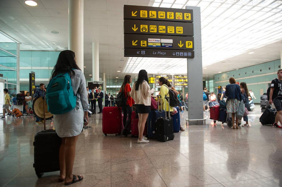 El día ya ha empezado con colas de más de 60 minutos entre las 05.30 y las 06.30 horas, una franja que, al igual que los días anteriores, coincide con la que los trabajadores de Eulen, la empresa privada que gestiona el servicio, han fijado para la huelga que han anunciado a partir del 4 de agosto. 