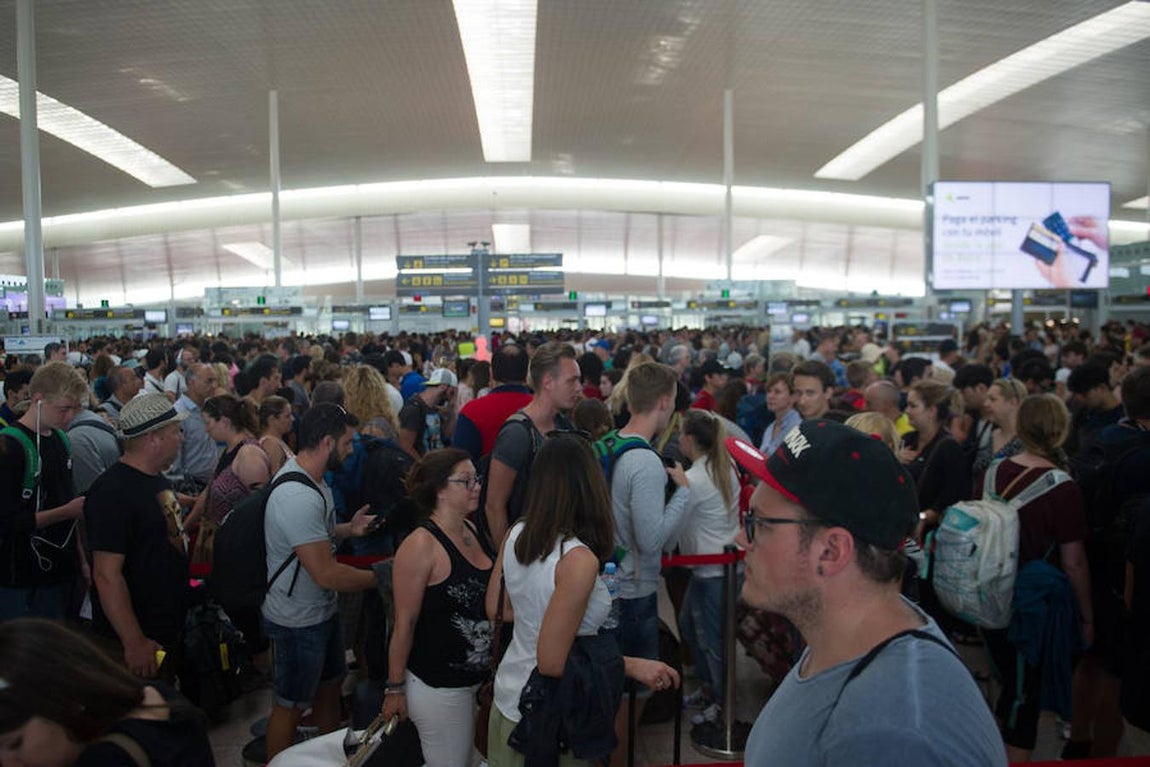 La compañía ha subrayado que está trabajando en todo momento para minimizar las molestias que la situación pueda ocasionar a los usuarios de El Prat, por ejemplo, poniendo más cintas para organizar la cola y reforzando el personal auxiliar en ocho personas en la T1 y en tres personas en la T2. 