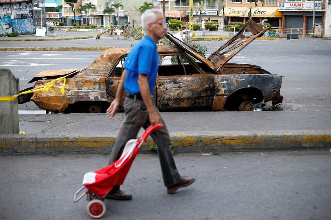Numerosos comercios mantienen hoy sus persianas bajadas y muchas calles siguen cerradas al tráfico en Venezuela por ciudadanos que exigen la renuncia del presidente Nicolás Maduro. Reuters