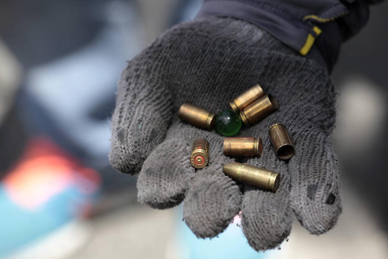 Un joven muestra casquillos de bala extraídos de las manifestaciones contra la Constituyente de Nicolás Maduro
