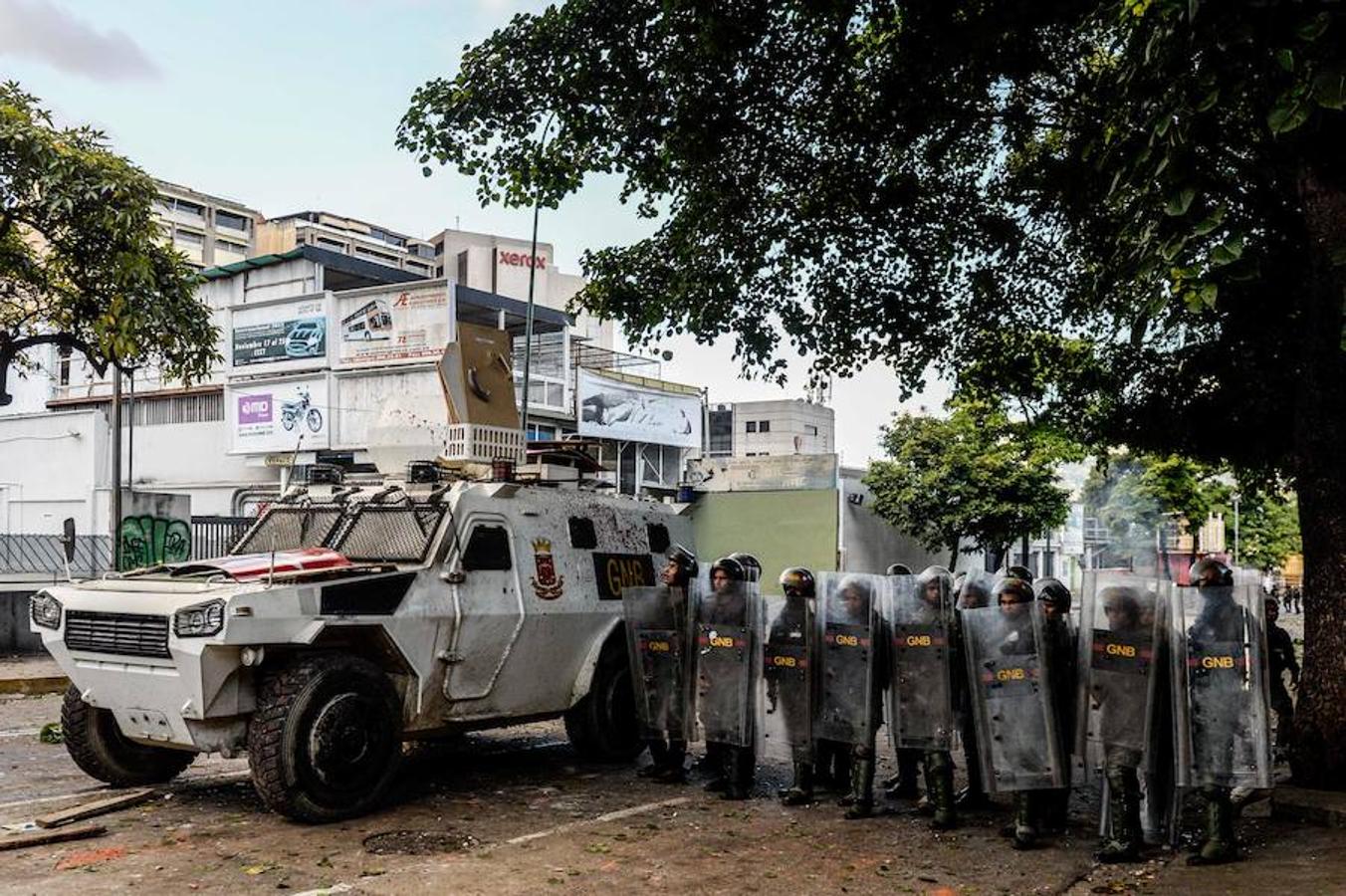 Numerosos comercios mantienen hoy sus persianas bajadas y muchas calles siguen cerradas al tráfico en Venezuela por ciudadanos que exigen la renuncia del presidente Nicolás Maduro