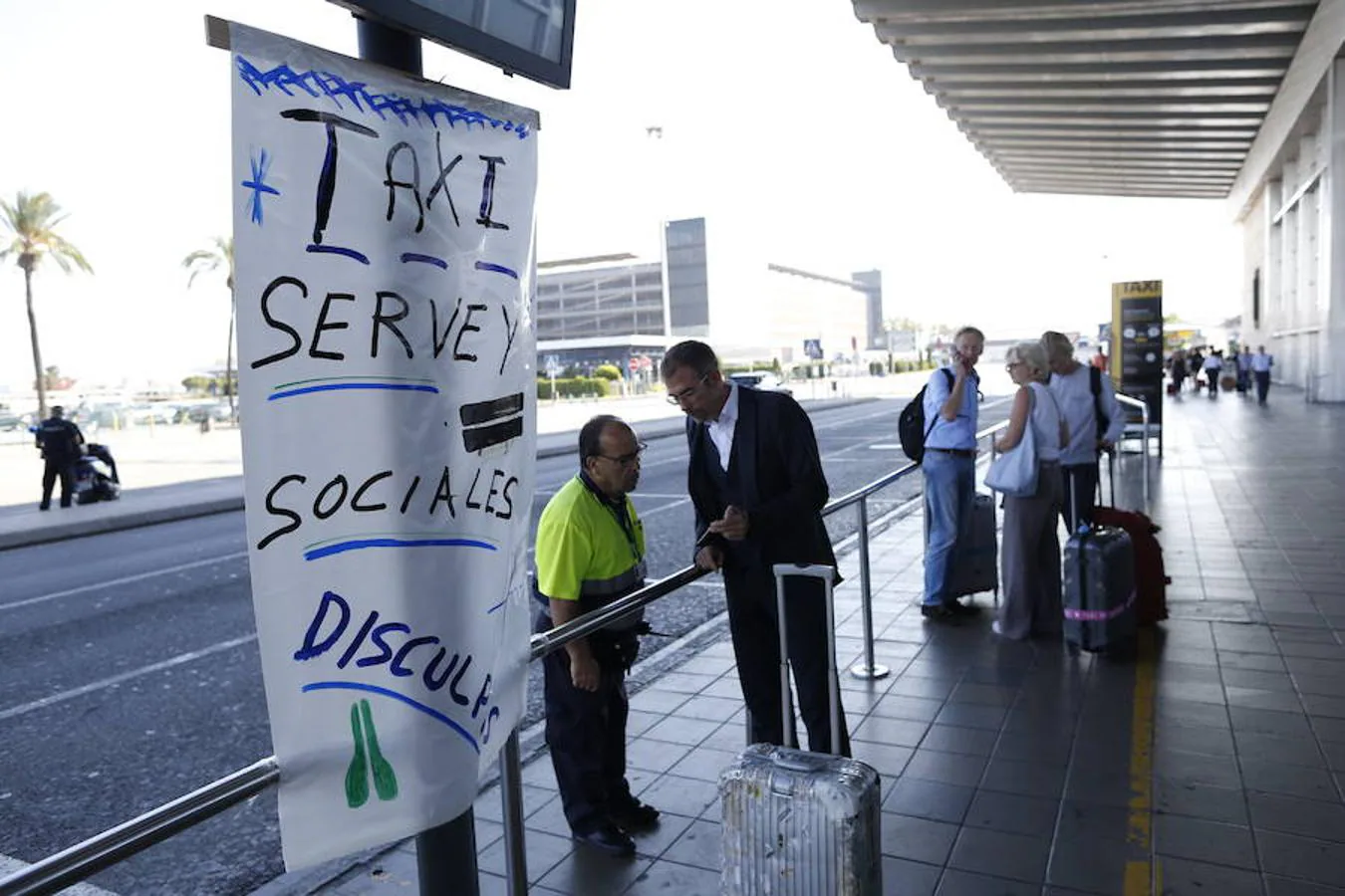Ciudadanos en Barcelona esperan, sin éxito, un taxi a la salida del aeropuerto