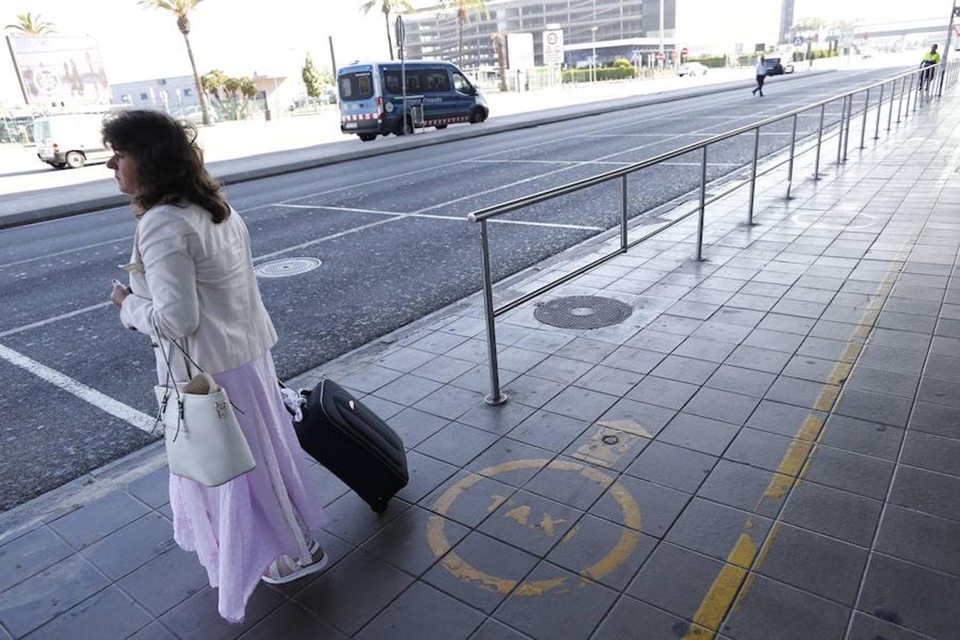 Una mujer espera un taxi en Barcelona