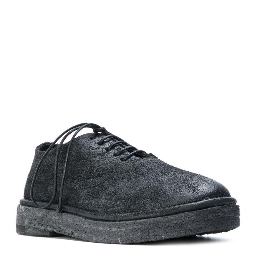 Derby: Zapatos elegantes y a la vez informales. Zapatos estilo derby de suela gruesa con cordones en piel y ante negros con efecto envejecido (650 €).