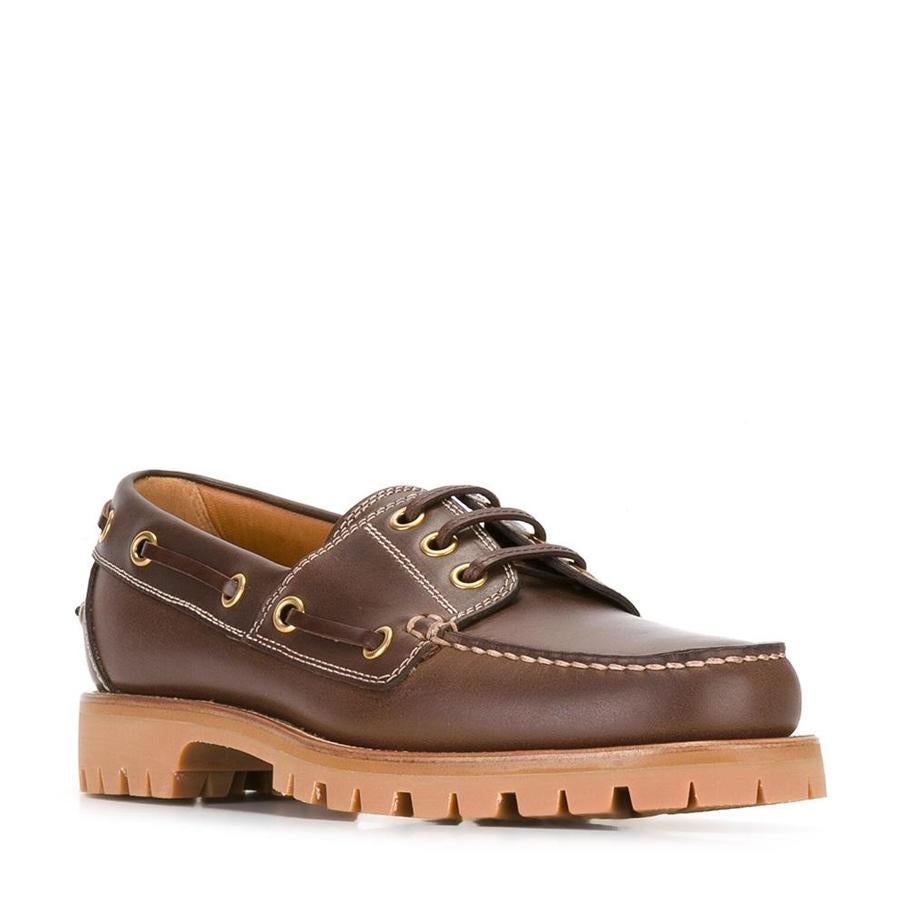 Zapatos náuticos clásicos en cuero marrones con suela gruesa de goma (590 €).