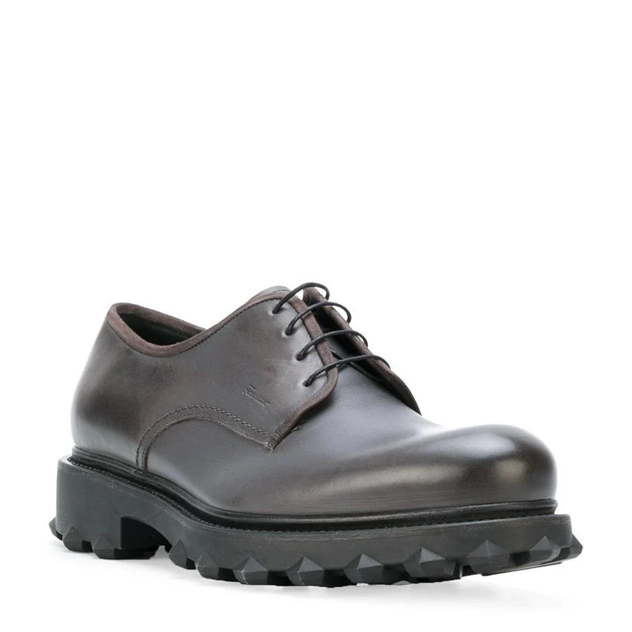 Zapatos derby en piel grises de Salvatore Ferragamo con suela de goma gruesa (622 €).