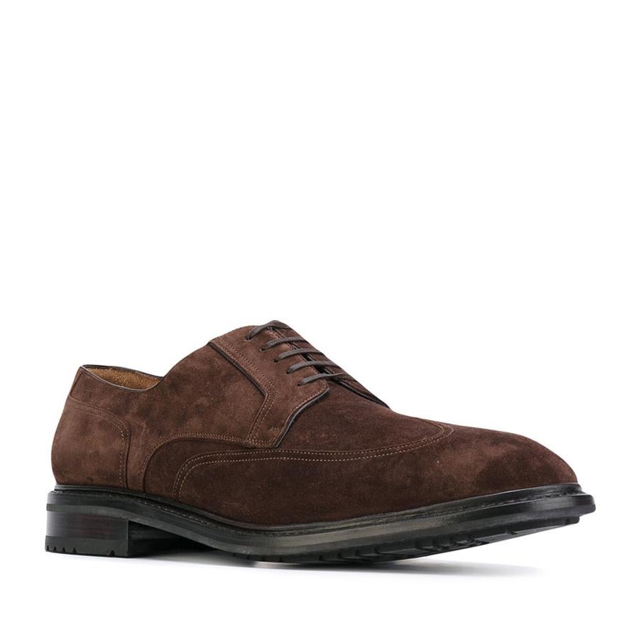 Zapatos estilo oxford en ante color chocolate (696 €).