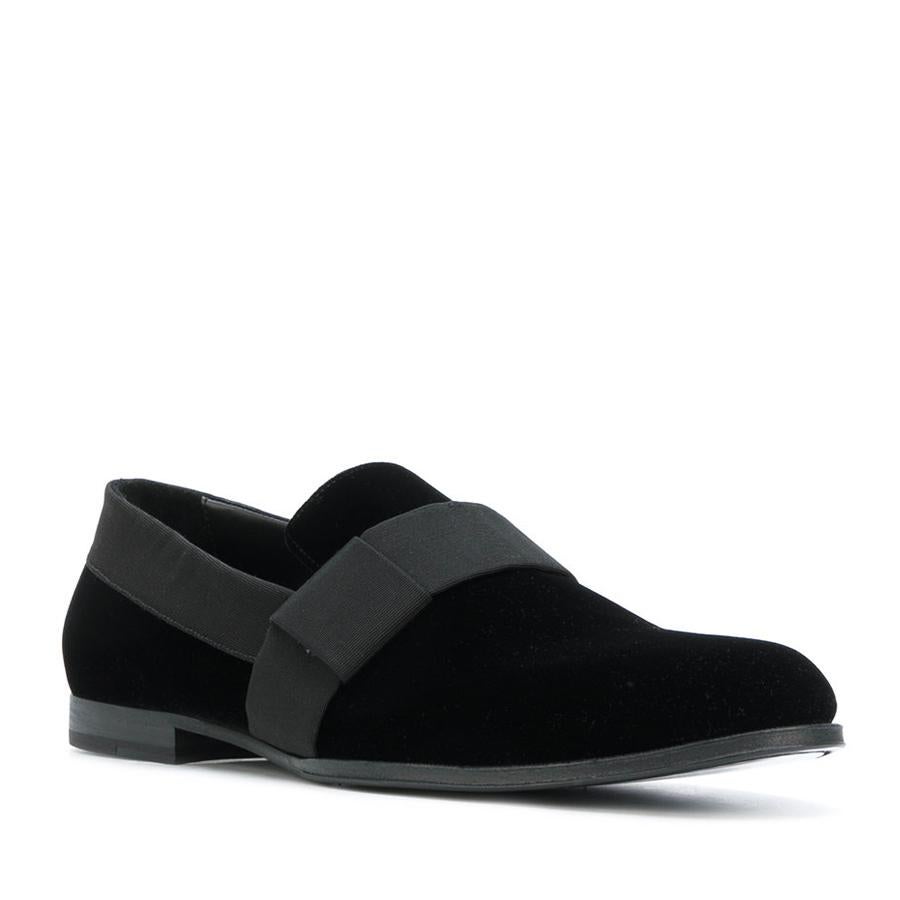 Slippers modelo John de piel y terciopelo en color negro (555 €).