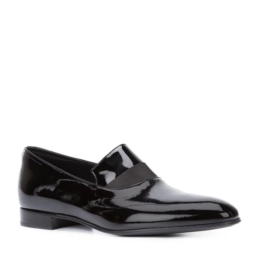 Zapatos slippers modelo Odessa en charol negro (1.394 €).