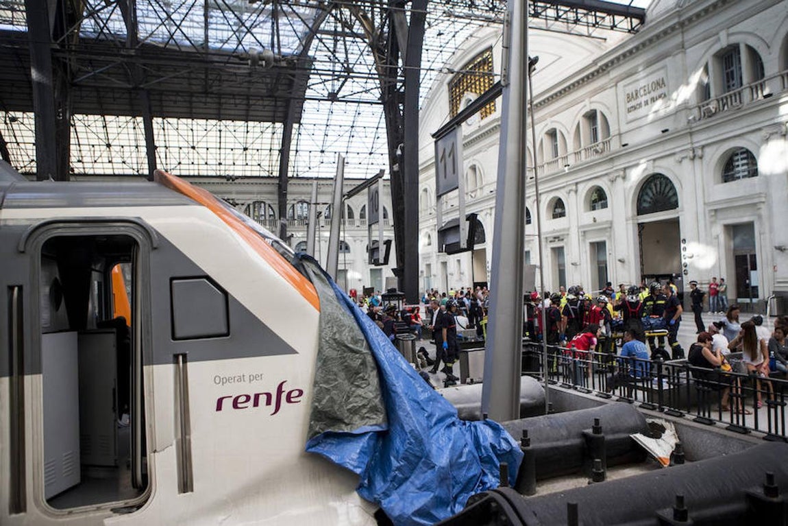 Las imágenes del choque del tren de Rodalies en la estación de Francia de Barcelona