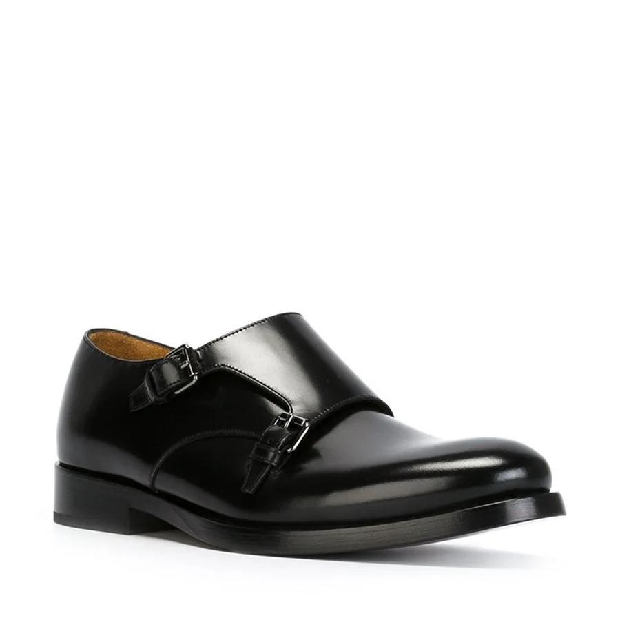 Monk: Para lucir las hebillas de manera más informal. Zapatos monk con hebillas en piel negros (690 €).