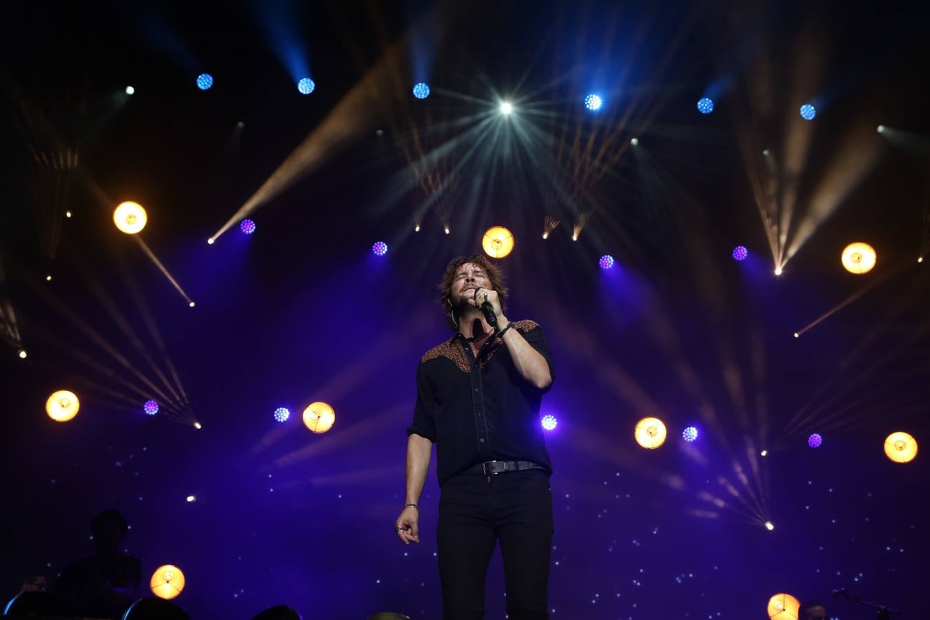 Manuel Carrasco arrasa en su concierto más multitudinario en Cádiz