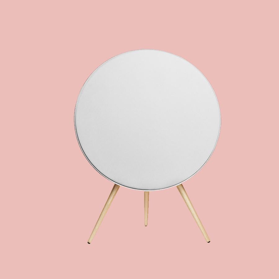 Beoplay A9. Contiene cinco amplificadores de potencia, puede conectarse de forma inalámbrica a una variedad de dispositivos mediante Bluetooth, Wi-Fi y Apple AirPlay. Cuent acon un sistema táctil de inteligencia superior, deslizar la mano por la parte superior permite bajar o subir al volumen así como el reposo durante unos segundos lo apaga (2.301 €).