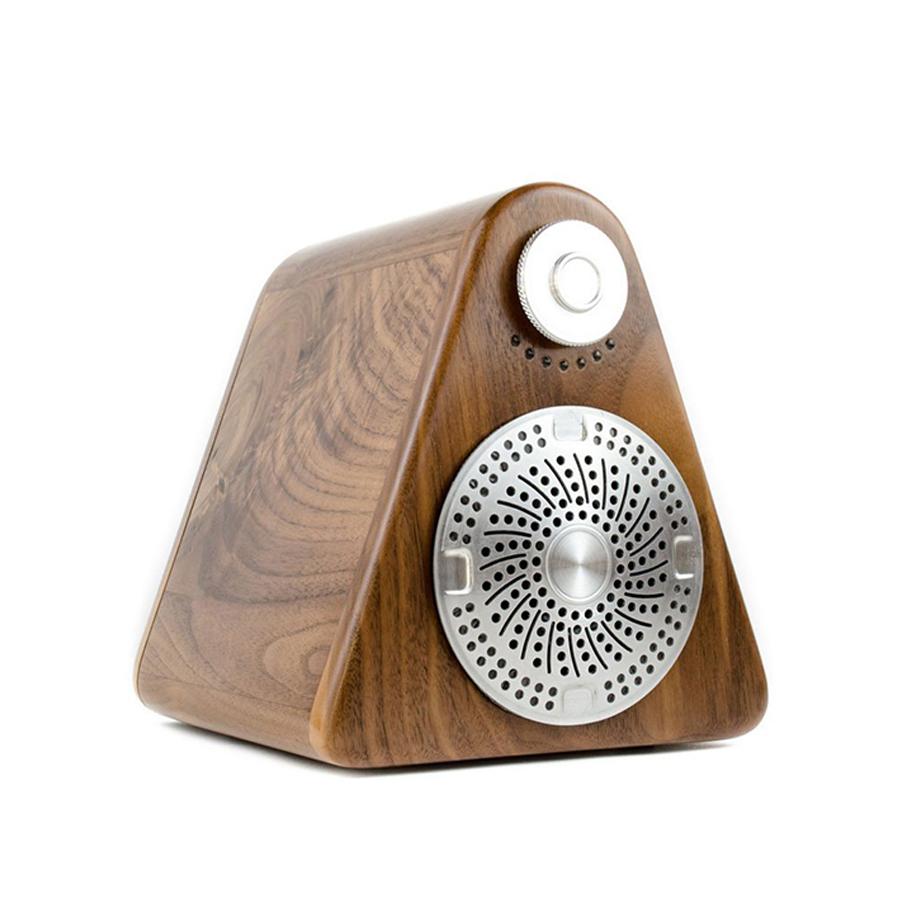 Audio Site:1 Bluetooth Speaker. Este estético altavoz fabricado en madera de nogal o de caoba ofrece una gran calidad de sonido de manera portátil, más de 40 horas de duración de batería y bluetooth (392 €).