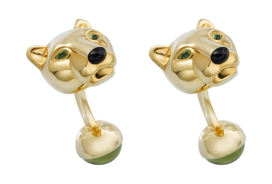 Oro macizo. Fiel a su tradición de excelencia y a su gusto por los objetos bellos, Cartier crea una colección de pequeños accesorios con un toque de elegancia del que uno no se separa nunca. Éste es el caso de los Gemelos Panthère de Cartier de oro macizo, con dos ojos de tsavorita, hocico de laca negra y media bola de ónix negro.