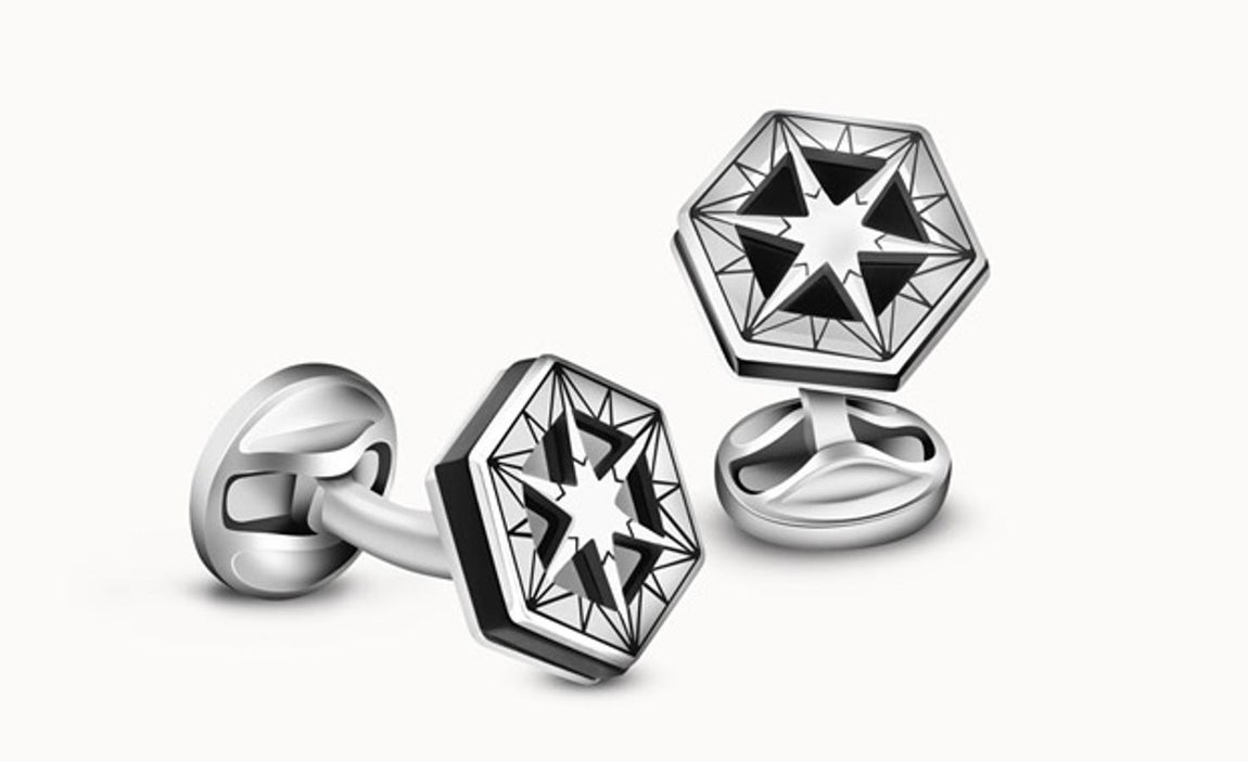 Tatuados. En colaboración con el tatuador Alex Prada Tattoo, Suárez ha diseñado unos gemelos en edición limitada inspirados en sus icónicos motivos de tatuaje. Se trata de una estrella de seis puntas, una interpretación geométrica de la flor de la vida, y están realizados en plata y ónix, rematados con rodio blanco y negro.