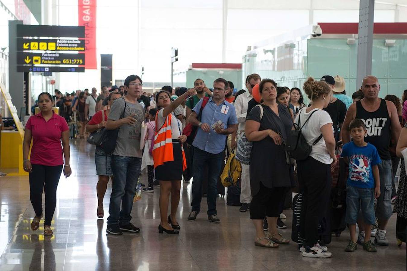 Las colas para acceder al control de seguridad del Aeropuerto de Barcelona-El Prat superan la hora de duración, debido a los paros que llevan a cabo los trabajadores de Eulen, la empresa que gestiona este servicio. 