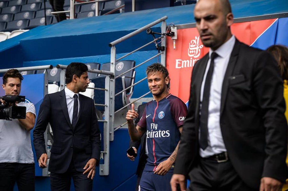 Neymar llega al campo por primera vez como futbolista del PSG. 
