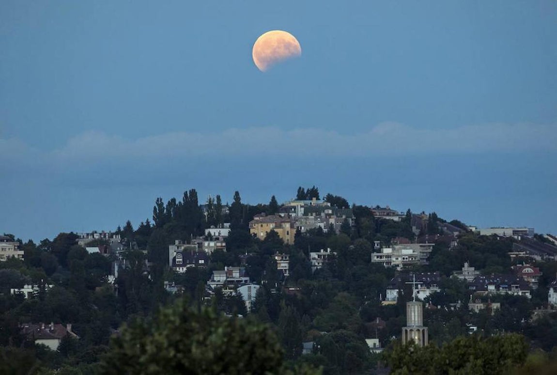 Desde el segundo distrito de Bucarest se ha podido disfrutar así de la luna. 