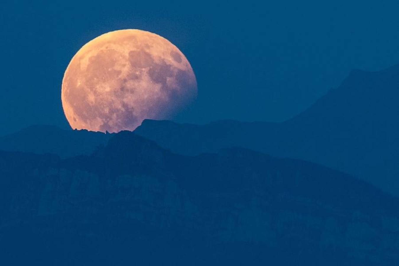 Eclipse lunar parcial sobre los Alpes berneses. 