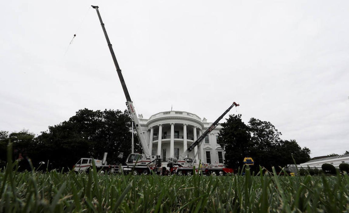 Fuera de la Casa Blanca también se ven las obras. 