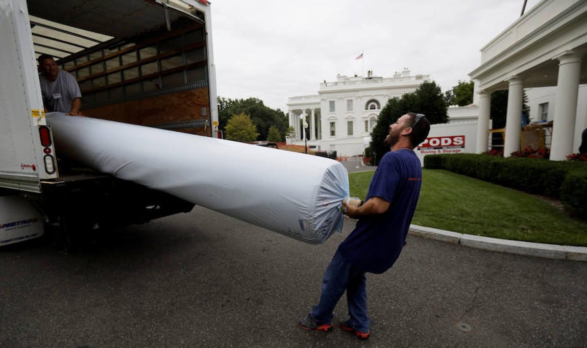 Los encargados de las reformas descargan los materiales. 