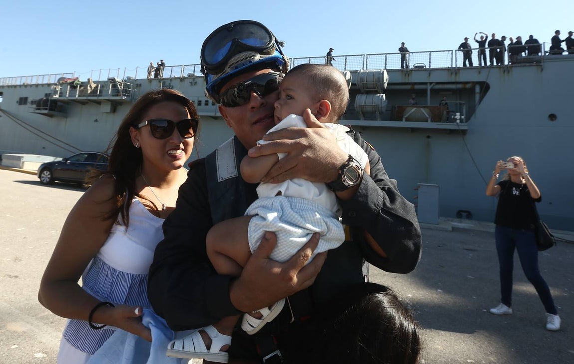 Emotiva llegada del buque Galicia a Rota