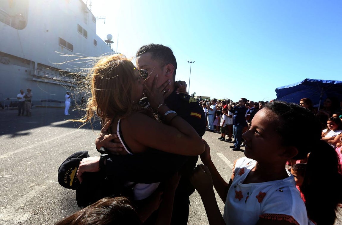 Emotiva llegada del buque Galicia a Rota