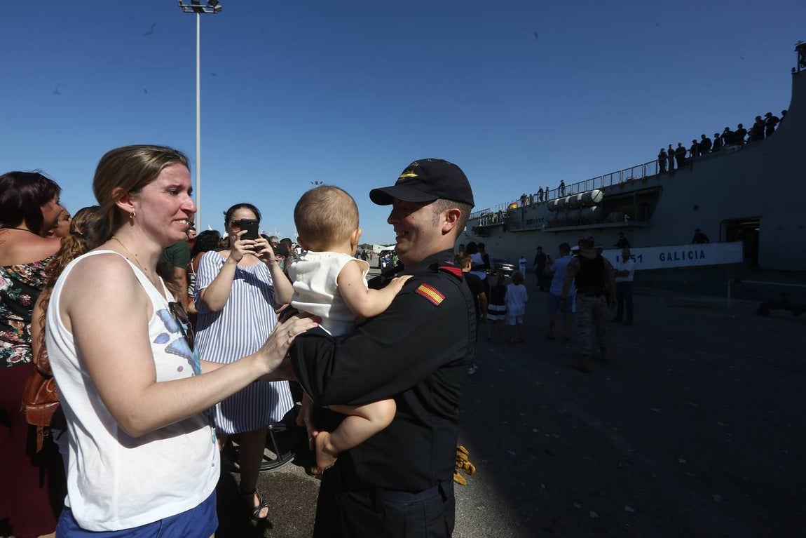 Emotiva llegada del buque Galicia a Rota