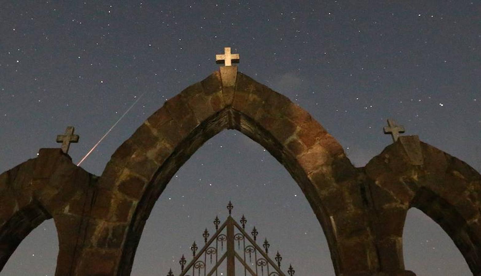 Rubezhevichi, Bielorrusia. Las Perseidas atraviesan el cielo de la ciudad bielorrusa de Rubezhevichi junto a una Iglesia católica