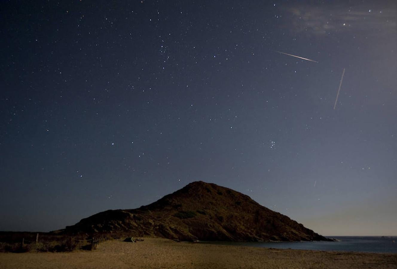 Mahón, Menorca. Las Lágrimas de San Lorenzo atraviesan el cielo sobre el Arenal de Sa Mesquida, en el municipio de Mahón, Menorca, aunque su visión se vio dificultada por la luna.