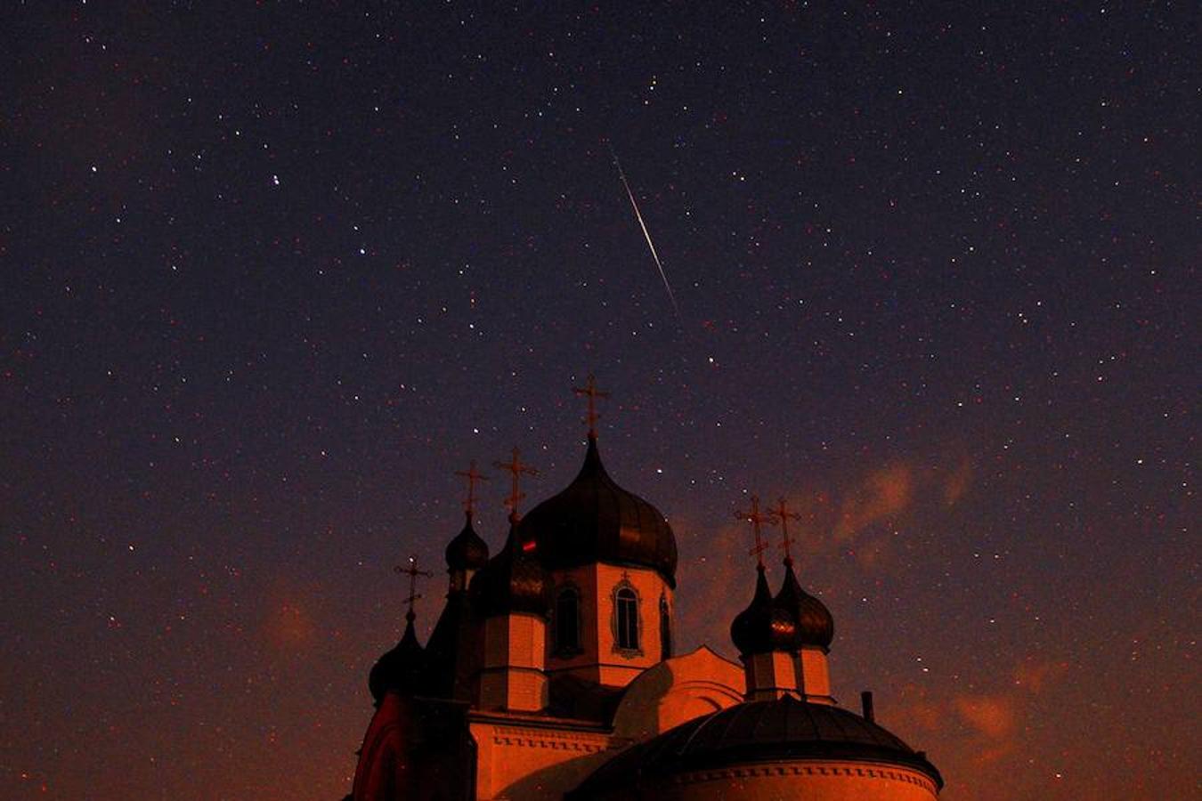 Minsk, Bielorrusia. Las Lágrimas de San Lorenzo atraviesan el cielo por encima de una iglesia ortodoxa en el publo bielorruso de Bezdezh, al sudoeste de Misnk.