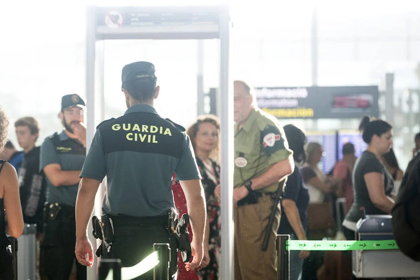 La Guardia Civil custodian los accesos a las puertas de embarque en el aeropuerto de Barcelona. 