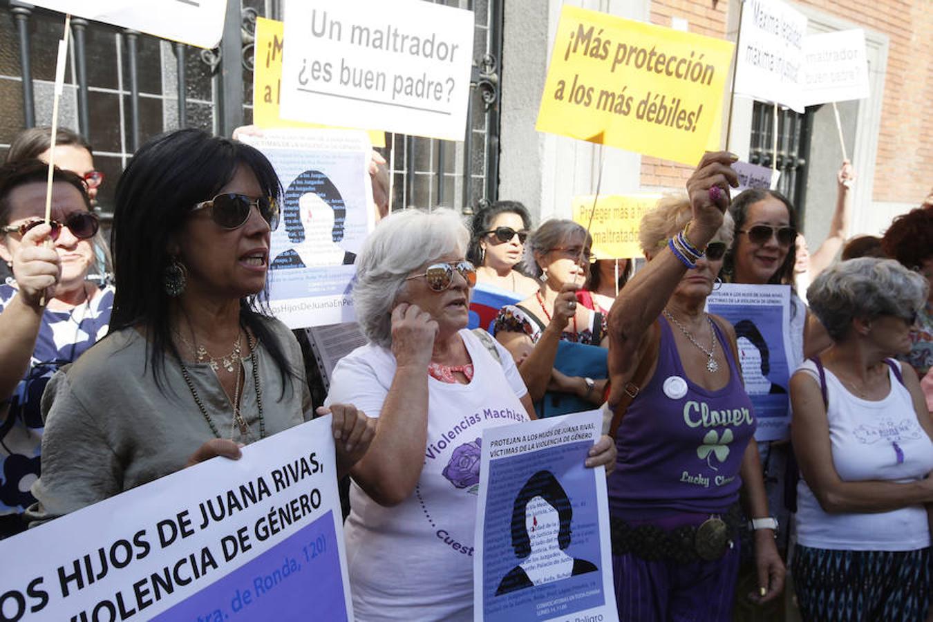 La cantante Cristina del Valle participa junto con las plataformas en apoyo a Juana Rivas, en la protesta de apoyo frente al Ministerio de Justicia en Madrid. 