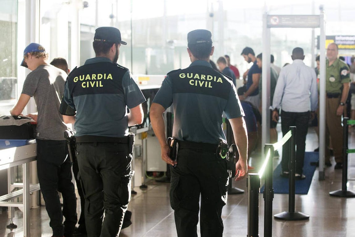 La Guardia Civil custodian los accesos a las puertas de embarque en el aeropuerto de Barcelona. 