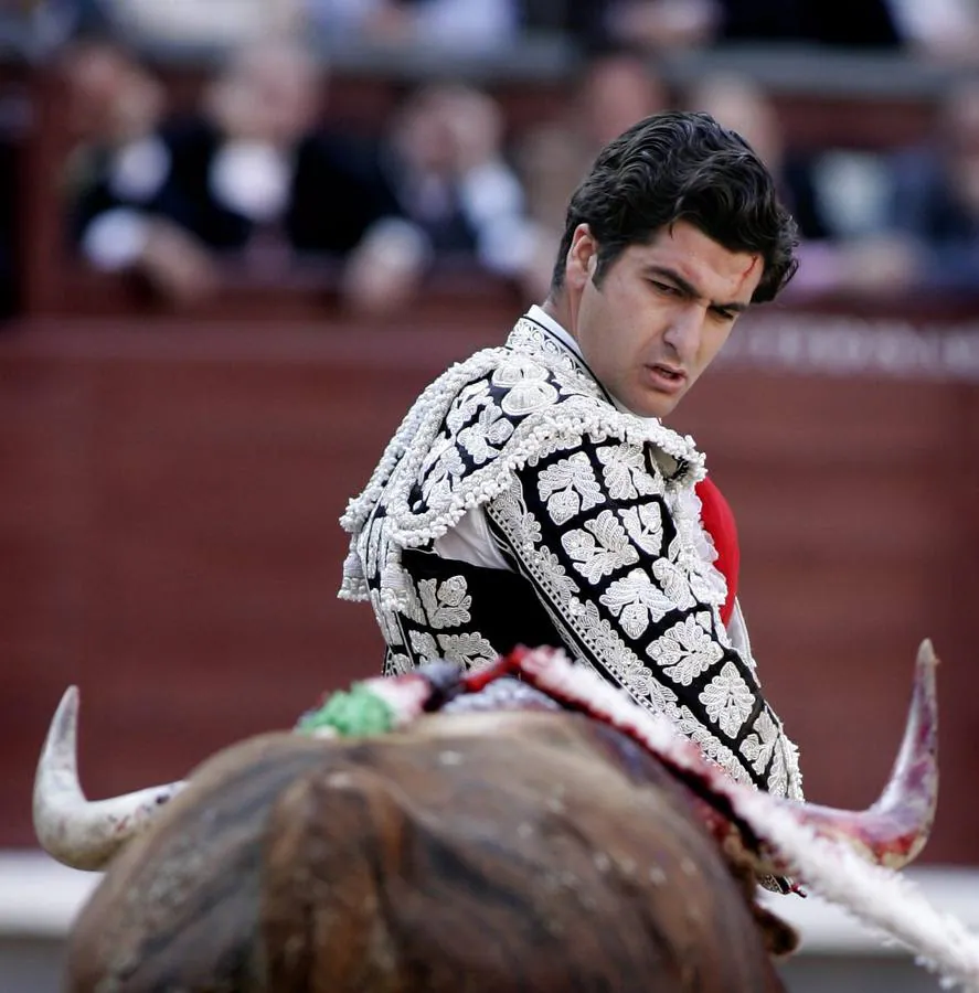 Morante de la Puebla lidia un toro de Núñez del Cuvillo en la plaza de toros de Las Ventas durante el año 2007
