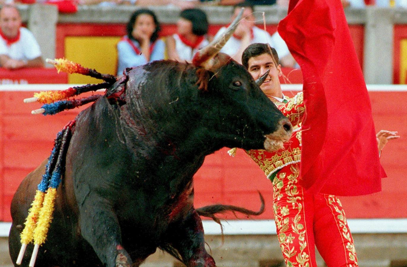 Morante de la Puebla lidiando un toro en la plaza de toros de Pamplona durante los Sanfermines de 1999