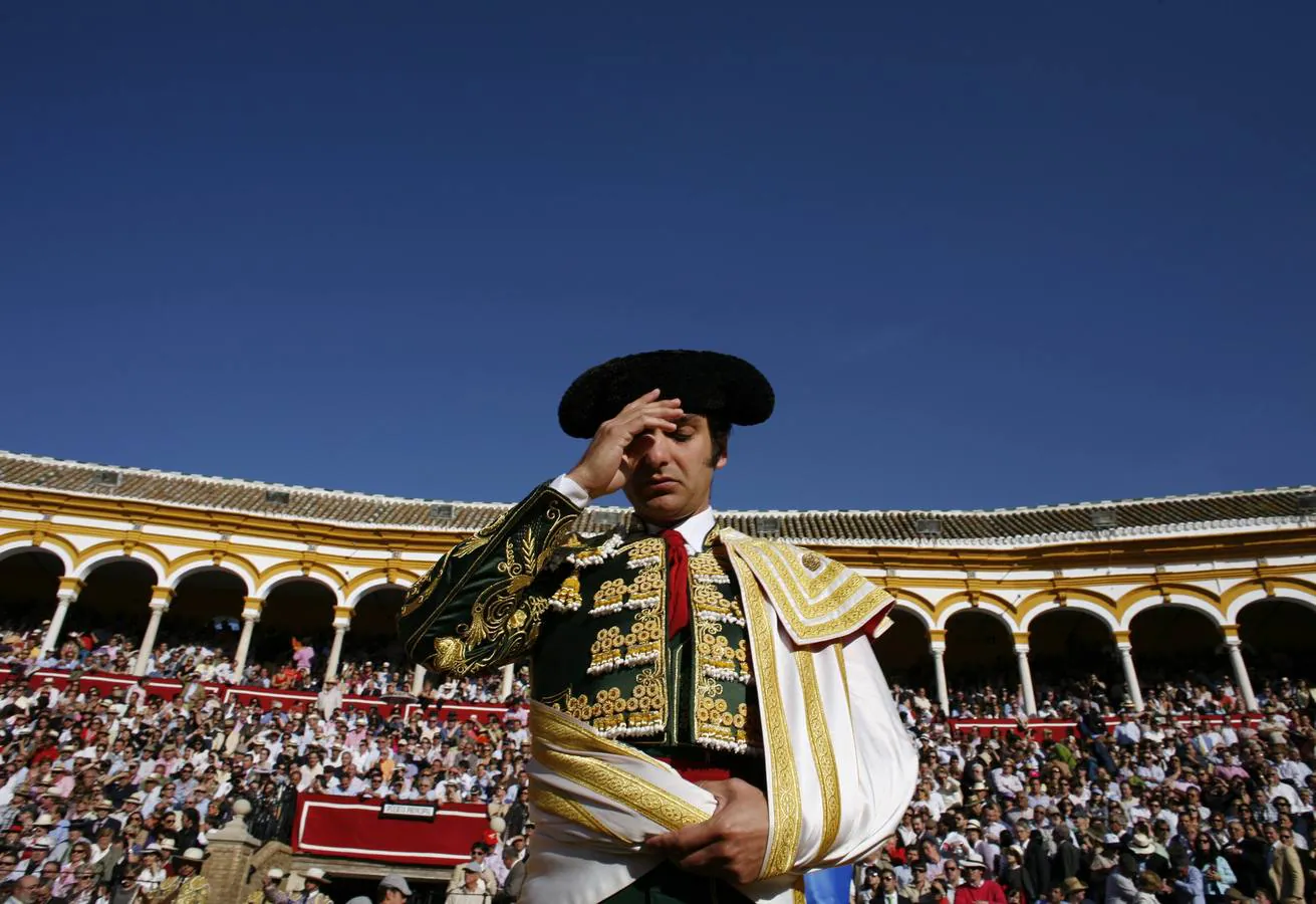 Morante de la Puebla se persigna durante un paseíllo en la plaza de toros de la Real Maestranza de Sevilla