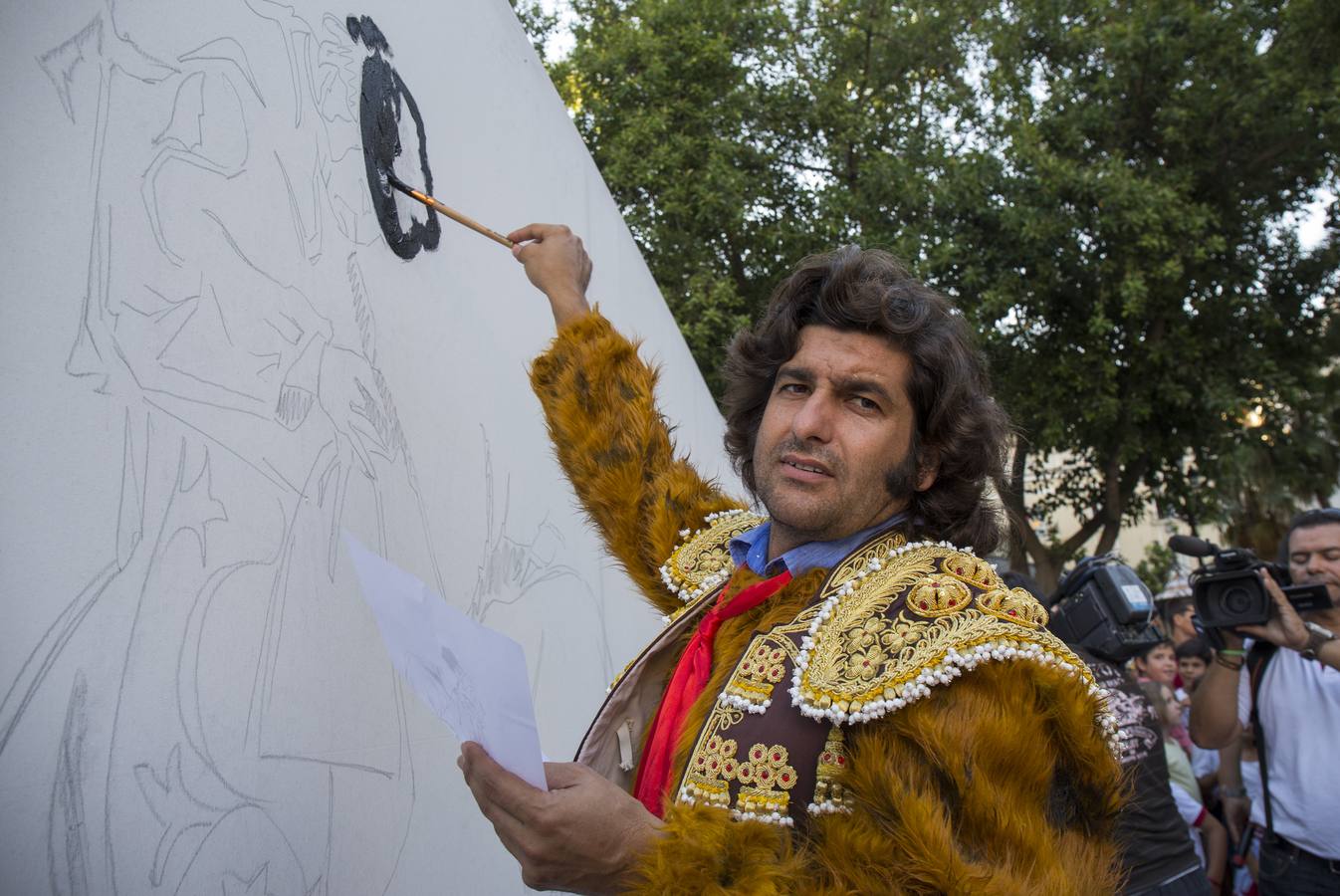 Morante de la Puebla pinta un cuadro durante un acto de promoción del mundo del toreo para niños celebrado en Huelva en el año 2015