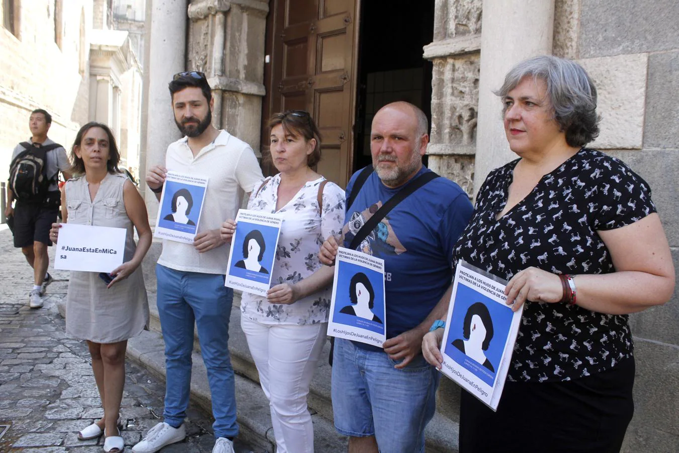 La responsable de Mujer de IU de Castilla-La Mancha, Isabel Álvarez, comparece en apoyo de Juana Rivas en Toledo. 