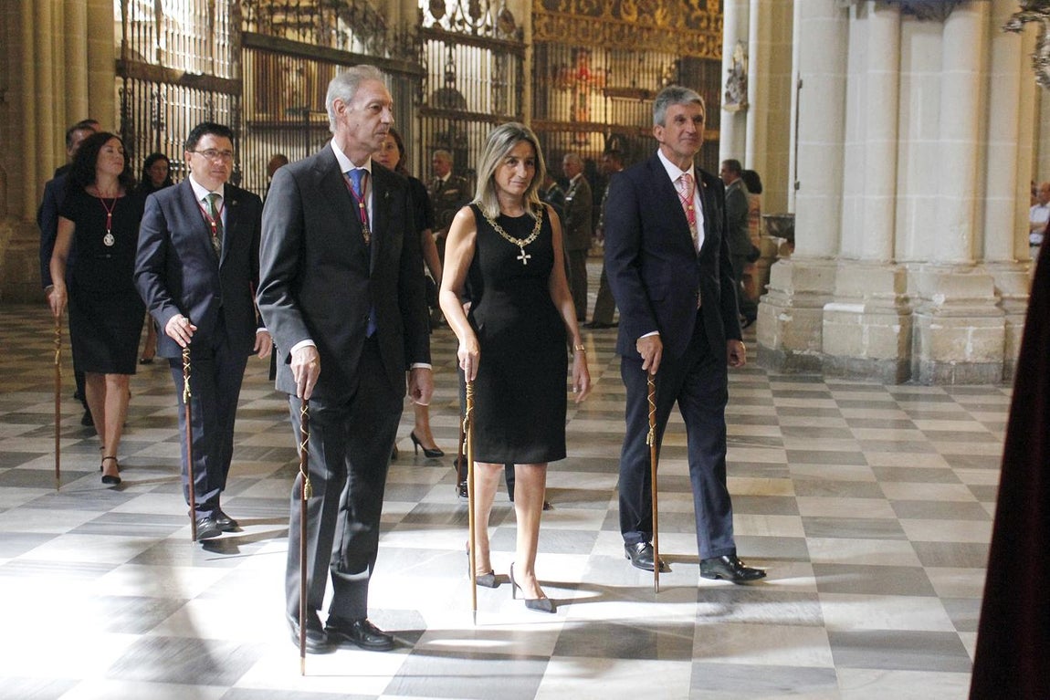 La corporación municipal, con la alcaldesa al frente, durante la procesión por las naves de la catedral. 